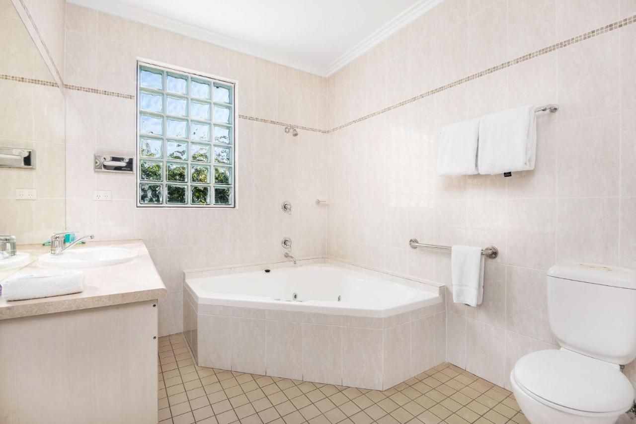 Hawkesbury Race Club Motel Windsor Zewnętrze zdjęcie A modern bathroom