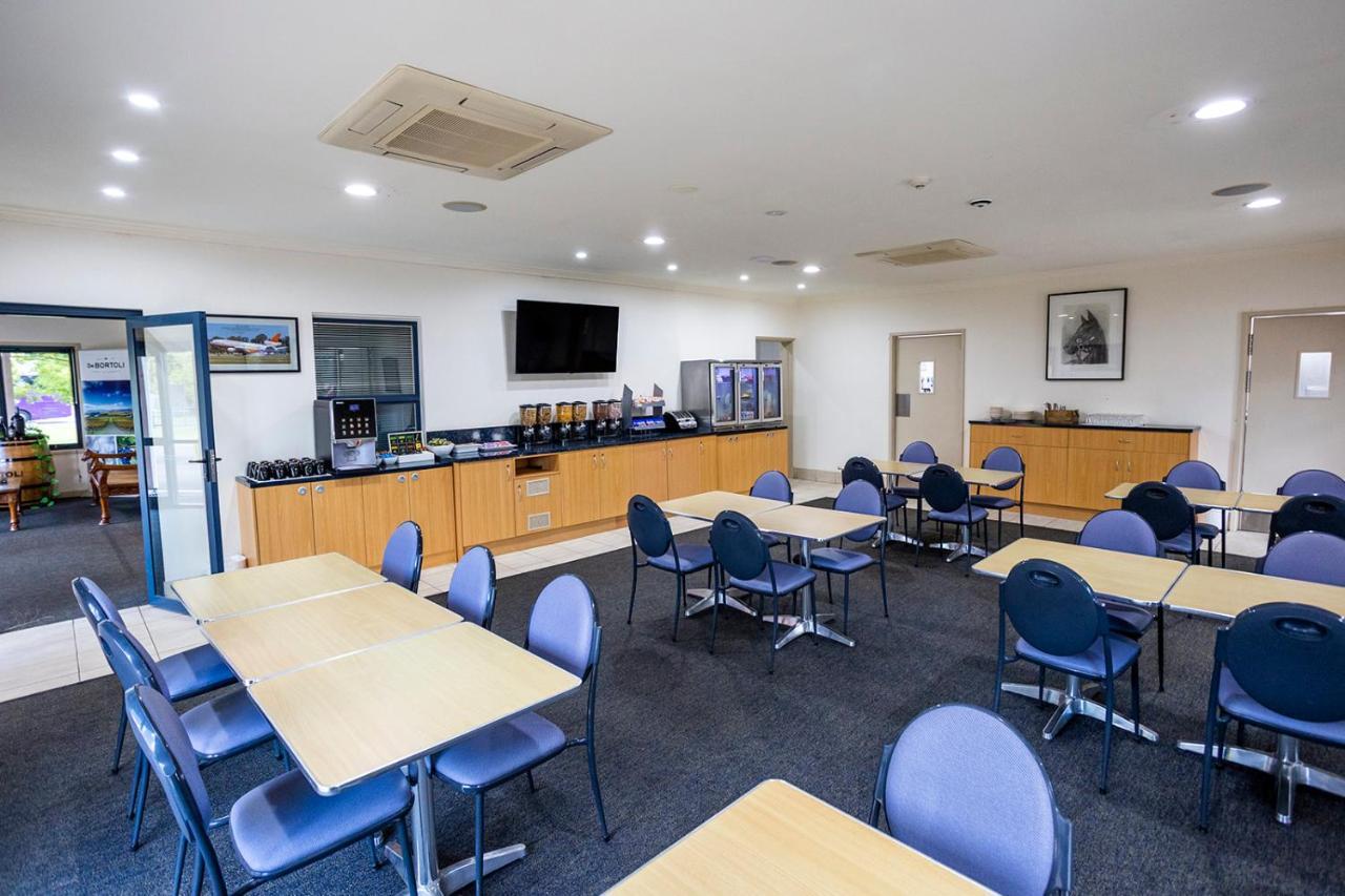 Hawkesbury Race Club Motel Windsor Zewnętrze zdjęcie The lounge at Wagga Wagga Airport