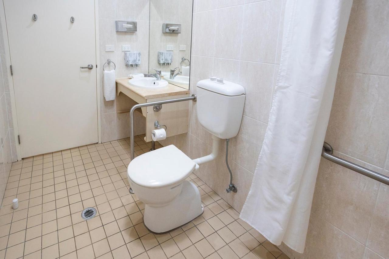 Hawkesbury Race Club Motel Windsor Zewnętrze zdjęcie Bathroom in a hotel
