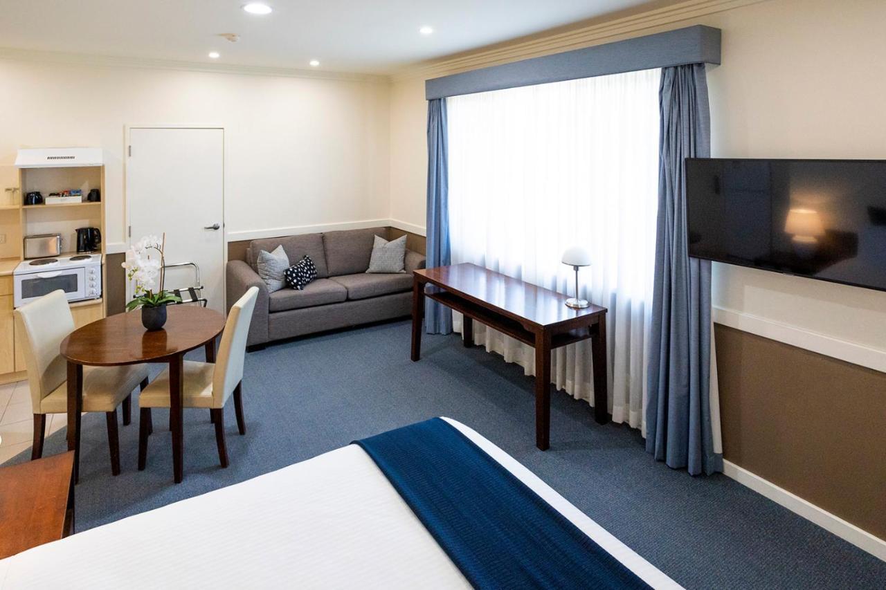 Hawkesbury Race Club Motel Windsor Zewnętrze zdjęcie A suite at the hotel
