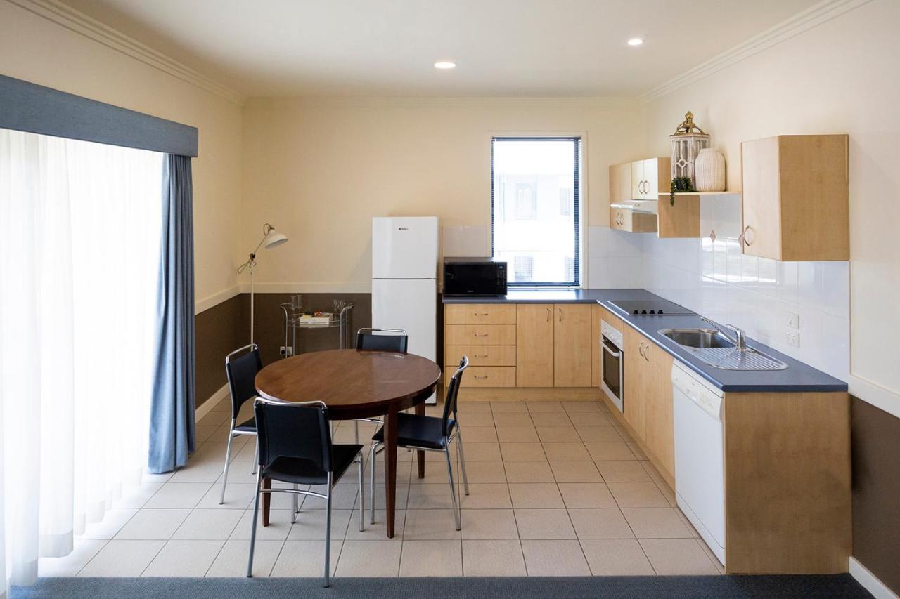 Hawkesbury Race Club Motel Windsor Zewnętrze zdjęcie A typical kitchen in a student apartment