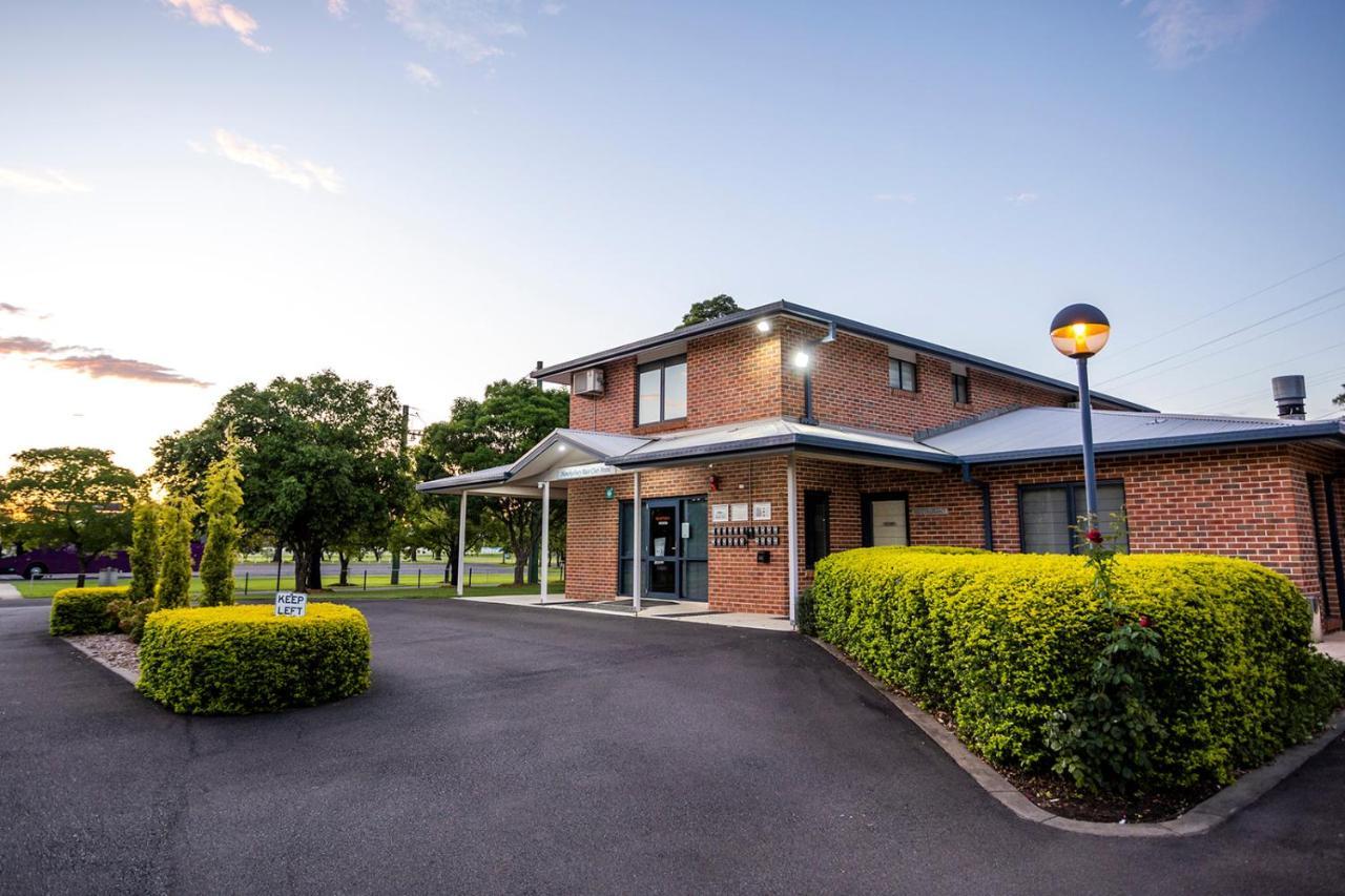 Hawkesbury Race Club Motel Windsor Zewnętrze zdjęcie The main entrance to the hospital
