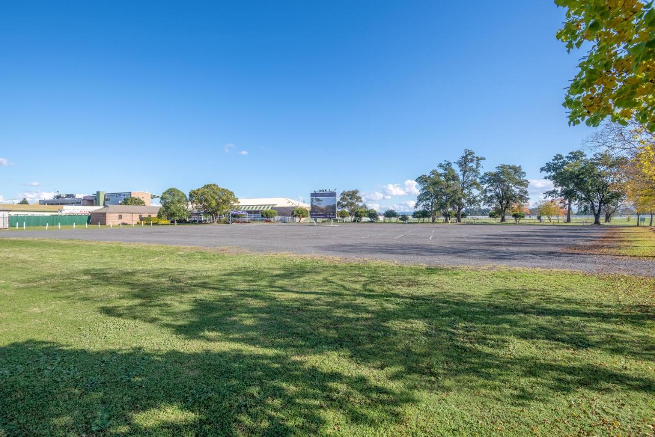 Hawkesbury Race Club Motel Windsor Zewnętrze zdjęcie The main oval at the school