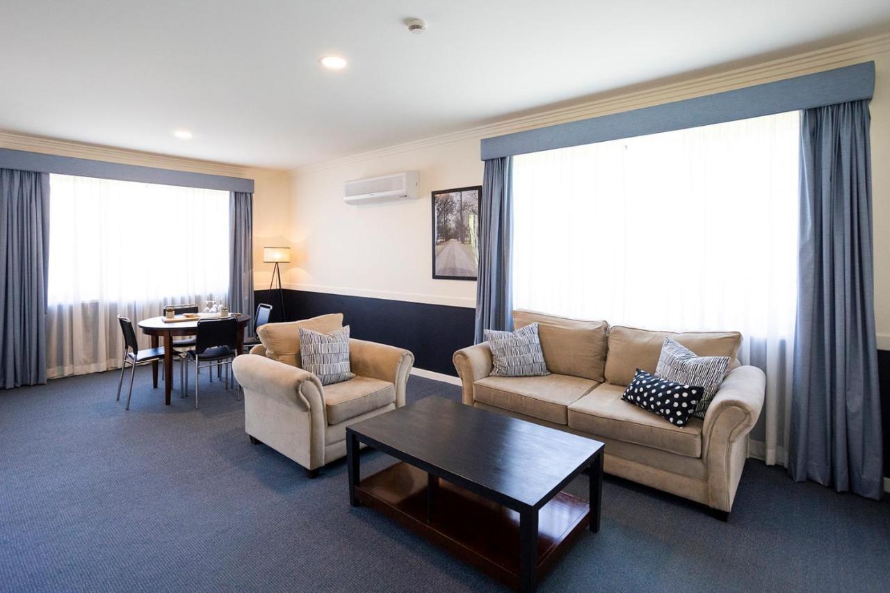 Hawkesbury Race Club Motel Windsor Zewnętrze zdjęcie A suite at the hotel