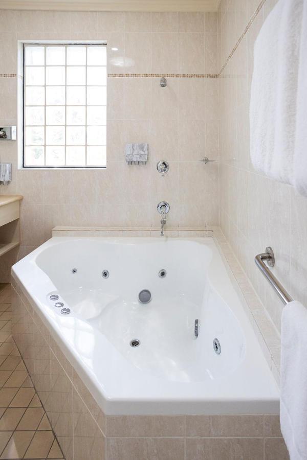 Hawkesbury Race Club Motel Windsor Zewnętrze zdjęcie A whirlpool bathtub