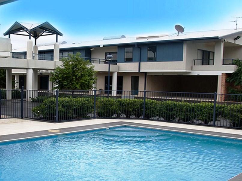 Hawkesbury Race Club Motel Windsor Zewnętrze zdjęcie A pool at a townhouse complex in Australia